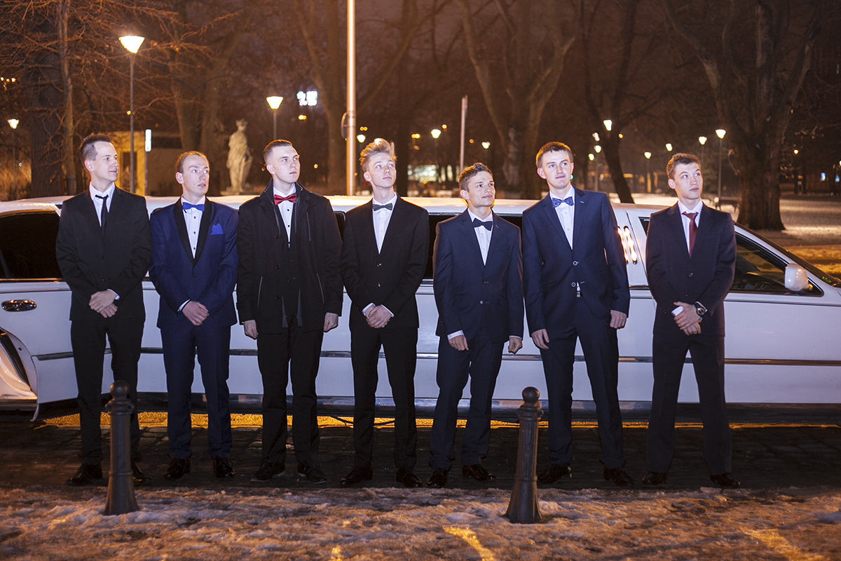 Chłopcy jadą limuzyną na studni&oacute;wkę