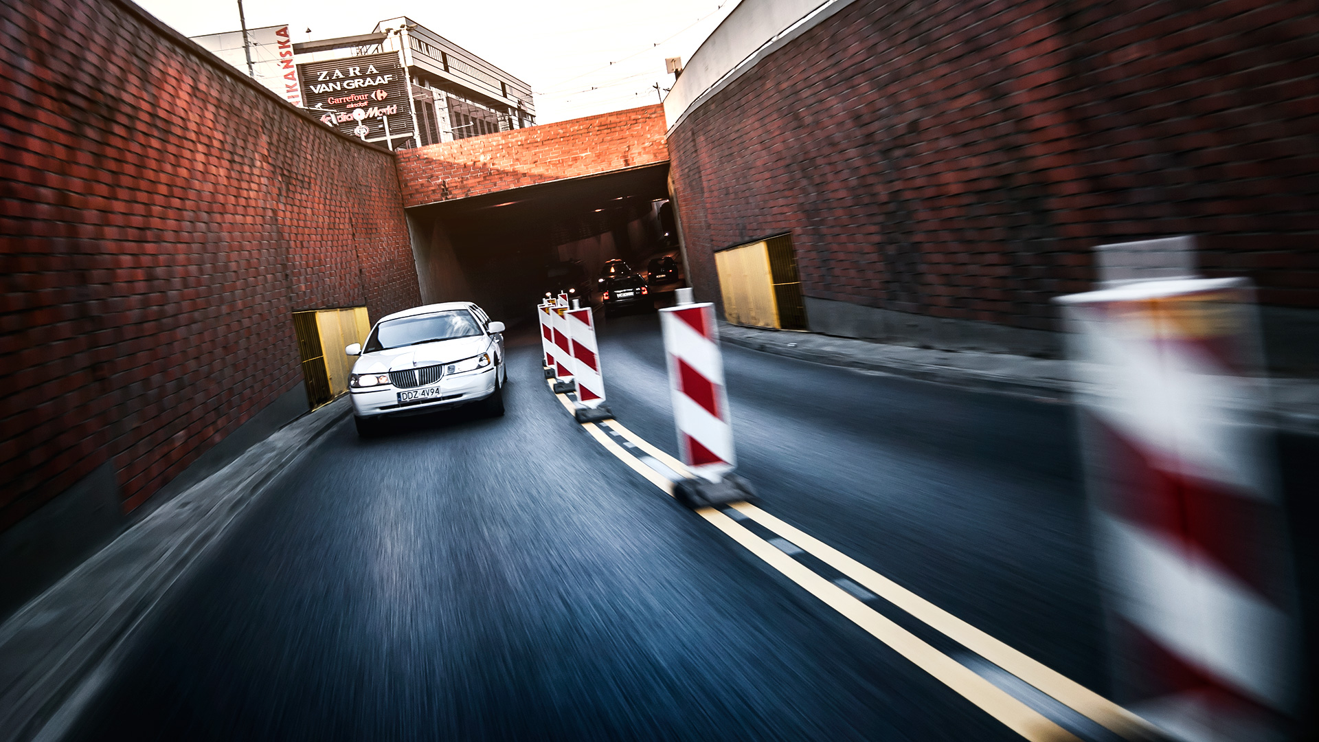 Limuzyna wyjeżdżająca z&nbsp;tunelu na placu Dominikańskim