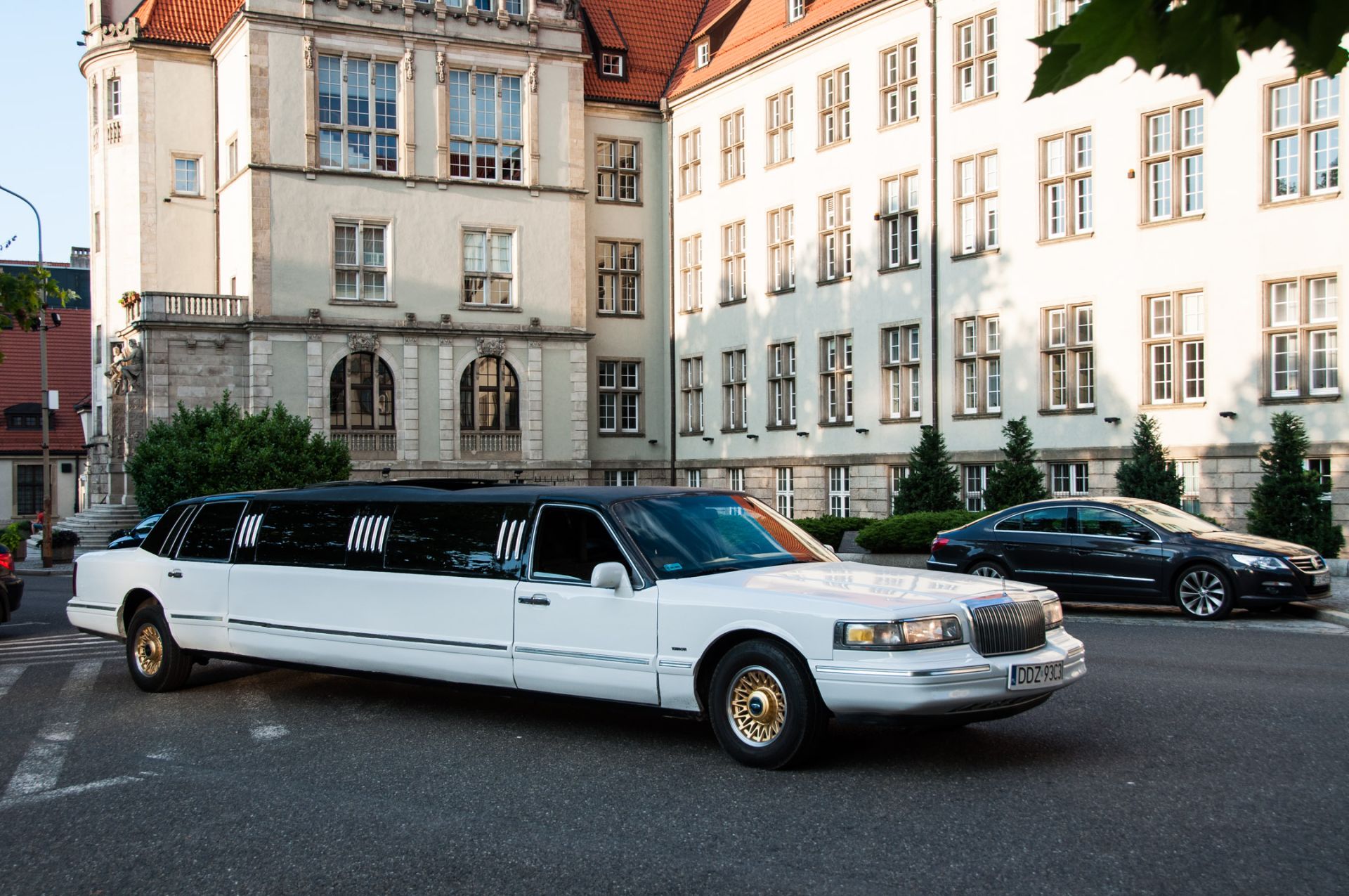 Limuzyna z&nbsp;dużym szyberdachem zaparkowana pod Politechniką Wrocławskąna pod 