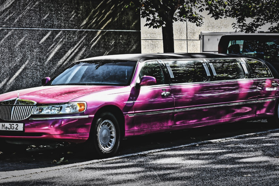 Długa różowa limuzyna Lincoln Town Car