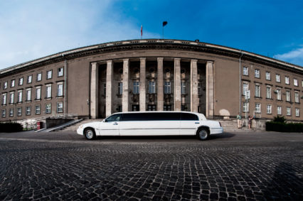 Naszaiała limuzyna na tle Urzędu Wojewódzkiego we Wrocławiu