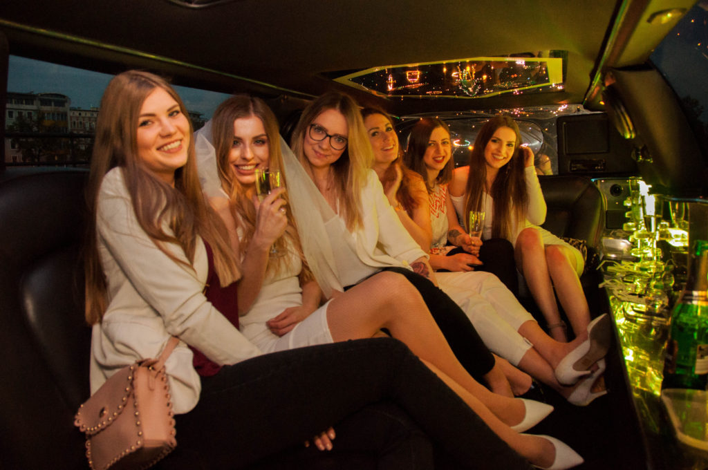 Uczestniczki wieczoru panieńskiego bawią się w środku limuzyny Wrocław